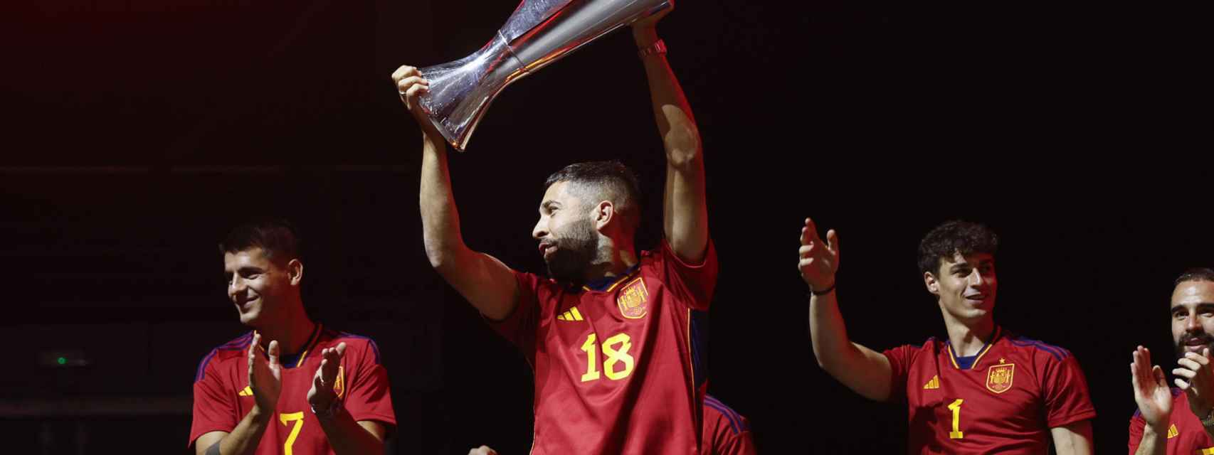 Jordi Alba, con el trofeo de la UEFA Nations League en la celebración en el WiZink Center