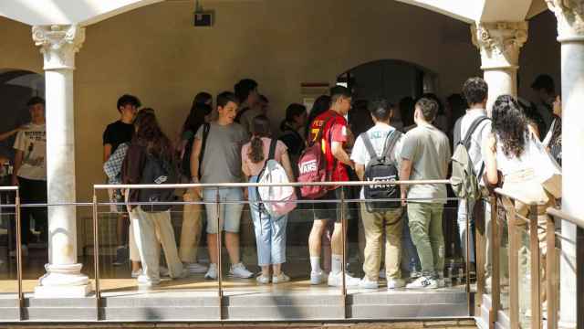 Alumnos esperan para acceder a uno de los exámenes de la EvAU en el campus de San Pedro Mártir (Toledo)