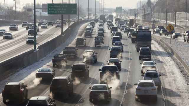 La contaminación del aire por el tráfico en las ciudades.