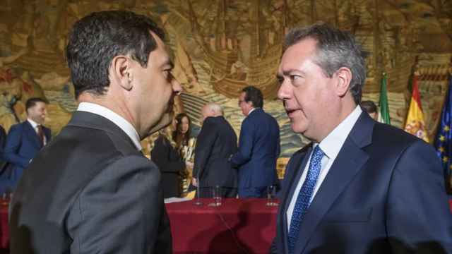 El presidente de la Junta de Andalucía, Juanma Moreno, y el secretario general del PSOE andaluz, Juan Espadas.