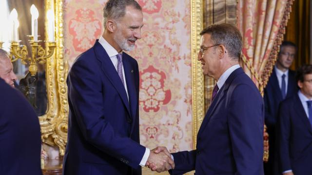 El rey Felipe VI saluda al líder del PP, Alberto Núñez Feijoó, este lunes en el Palacio Real de Madrid.