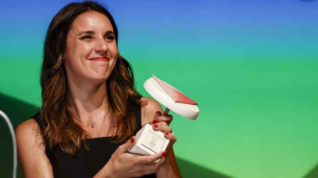 La ministra de Igualdad recoge su Premio Triángulo Rosa en Madrid.