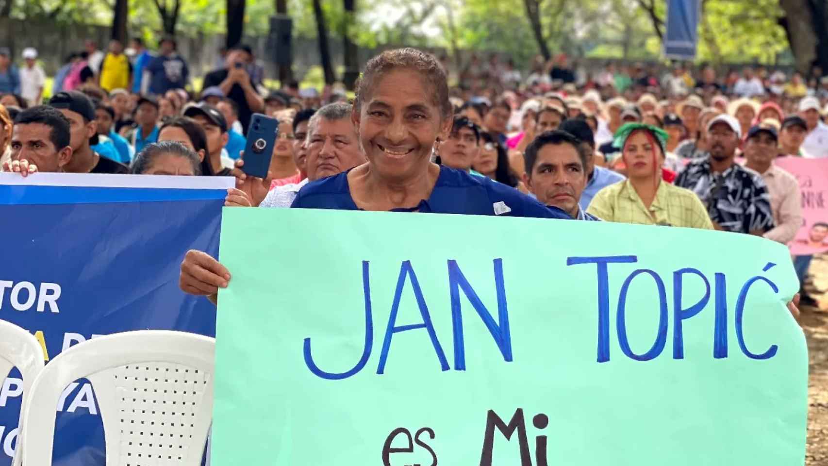 Una mujer sostiene una pancarta en una concentración a favor de Topic, el 9 de junio en Babahoyo (Los Ríos).