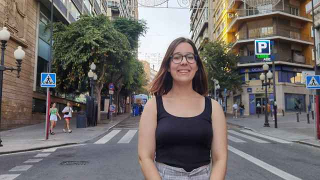 La estudiante Rocío Saiz Moya en el paseo de la Rambla de Alicante.