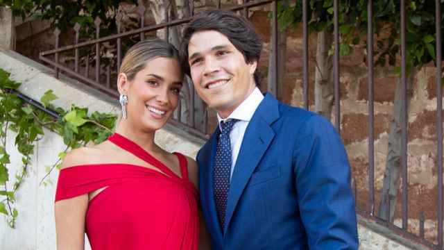 La 'influencer' María Pombo junto a su marido, Pablo Castellano, en la boda de Teresa Andrés Gonzalvo, en julio de 2022, en Madrid.