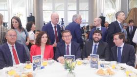 Alberto Núñez Feijóo (c), junto a Fernando López Miras, este lunes, en el desayuno informativo organizado por Nueva Economía Fórum.