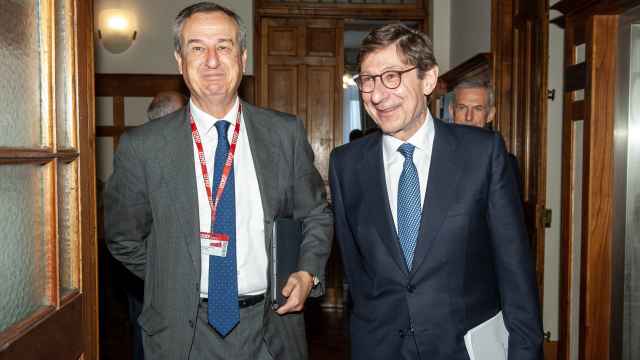 Cesar González-Bueno, consejero delegado de Sabadell, y José Ignacio Goirigolzarri, presidente de Caixabank, el martes en la UIMP.