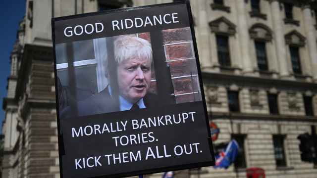 Un cartel contra Boris Johnson por el 'partygate'.