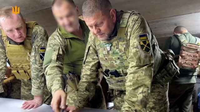 El máximo comandante de Ucrania , Valeriy Zaluzhnyi, usa un parche de Baby Yoda mientras mira un mapa con otros generales en un lugar desconocido en Ucrania .