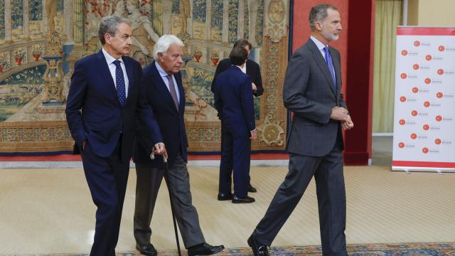 José Luis Rodríguez Zapatero junto a Felipe González y el rey.