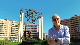 Eduardo Lastres con su obra 'La puerta del milenio'.