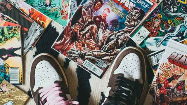 Una persona permanece de pie ante varios ejemplares de cómics. Foto: Eric Mclean/Pexels