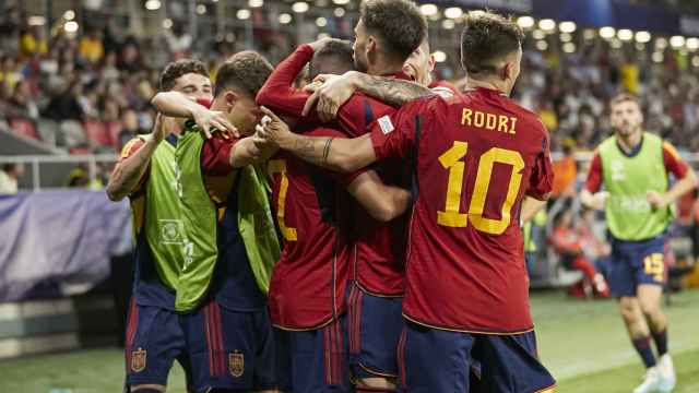 Piña de los jugadores de la selección española sub21 en el Europeo 2023
