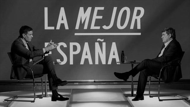 Pedro Sánchez, líder del PSOE y Presidente del Gobierno, conversa con el ministro de Seguridad Social, José Luis Escrivá.