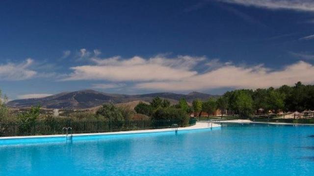 Conoce la piscina natural más grande de Madrid que ya abre: está en uno de los pueblos más bonitos