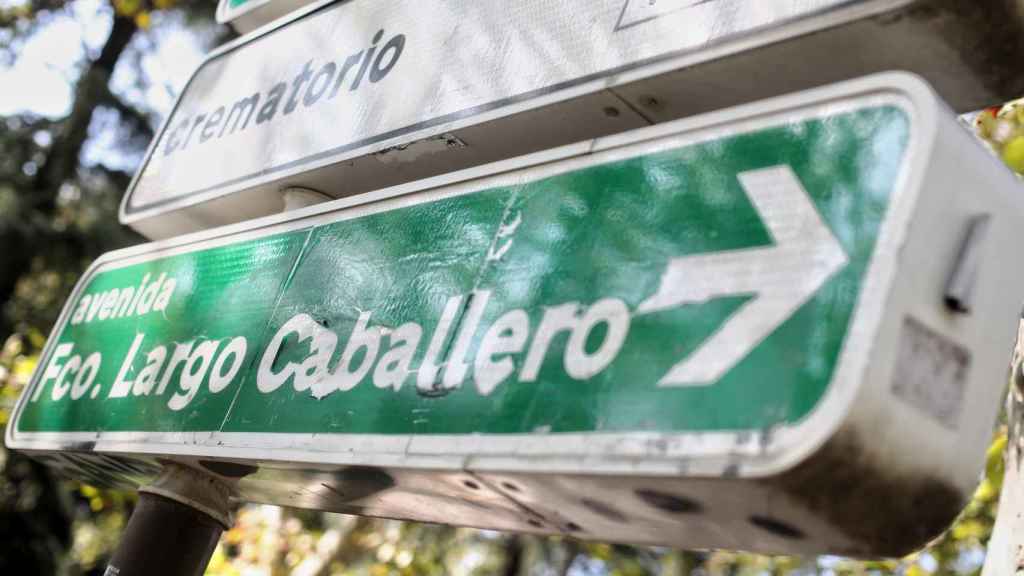 Señal de la dirección de la calle Largo Caballero, en Madrid (España), en 2020.