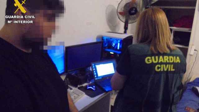 La Guardia Civil registra el ordenador del detenido.