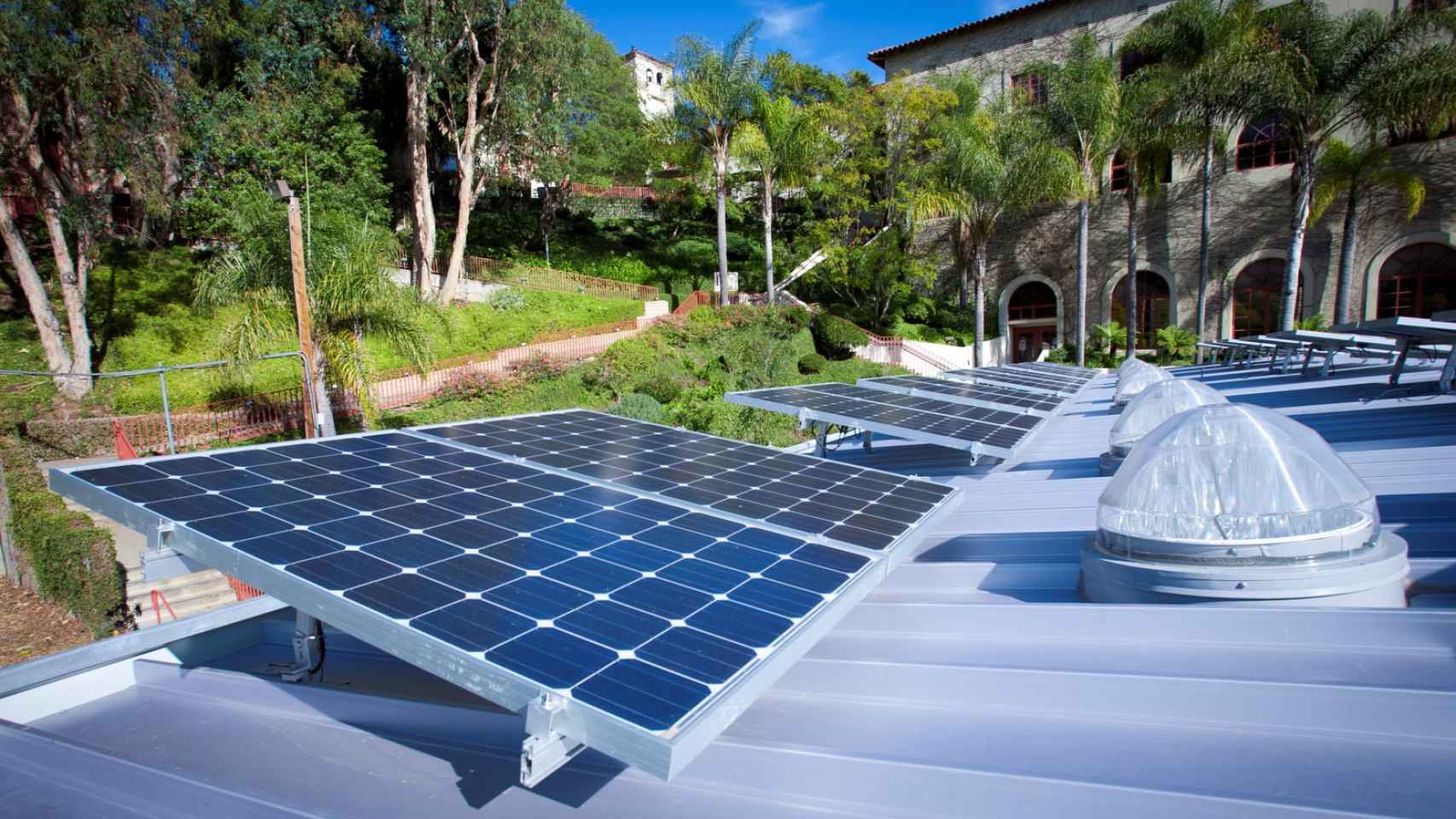 Tragaluz daylighting con placa solar en Los Angeles