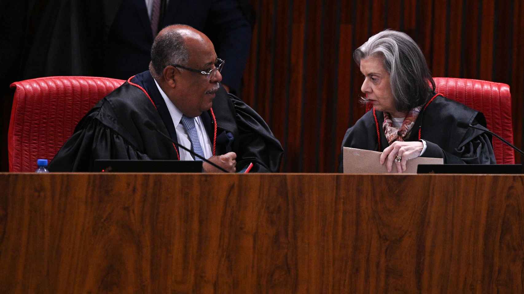 El relator del caso, el ministro del Tribunal Superior Electoral Benedito Gonçalves (i), este jueves.