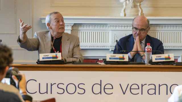 Los exministros de Economía Carlos Solchaga y Luis de Guindos durante su intervención en el XL Seminario de APIEeste jueves en la en la Universidad Internacional Menéndez Pelayo (UIMP).