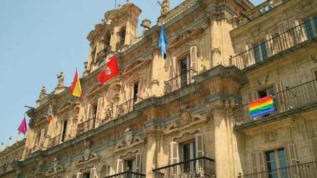 El PSOE colgó la bandera arcoiris en el balcón de su despacho del Ayuntamiento en 2013, que fue obligado a retirarla