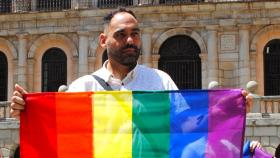 Ricardo Vicente, presidente de la Asociación Bolo Bolo LGTBI CLM, con la bandera. Foto: Sumar Toledo.