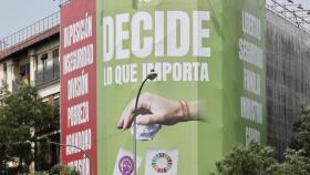 La lona machista y homófoba de Vox en la calle Alcalá de Madrid.