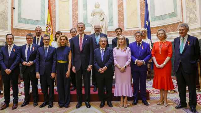 El Rey Felipe VI, este jueves junto a Meritxell Batet y los seis expresidentes del Congreso de los Diputados a los que ha condecorado .