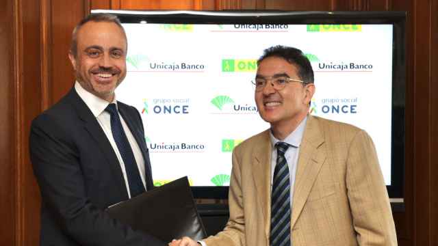 La firma del acuerdo entre Unicaja Banco y ONCE.