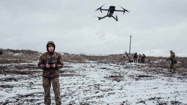 Militar ucraniano manejando un dron civil comercial