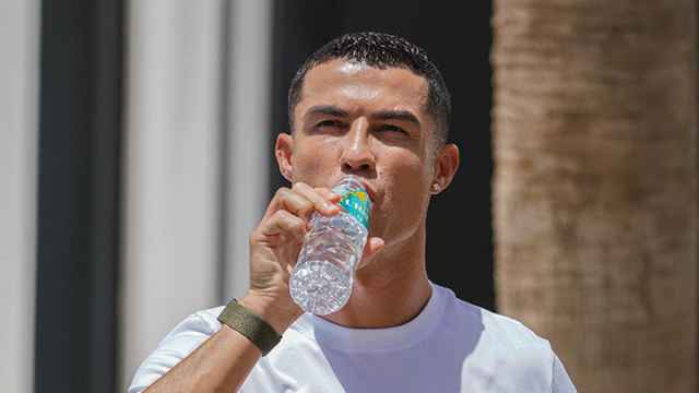 Cristiano Ronaldo bebiendo el agua URSU en una fotografía de la marca.
