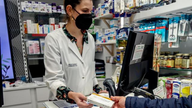 Una farmacéutica en su establecimiento.