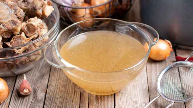 Cómo hacer caldo de huesos casero, una bebida nutritiva rica en colágeno