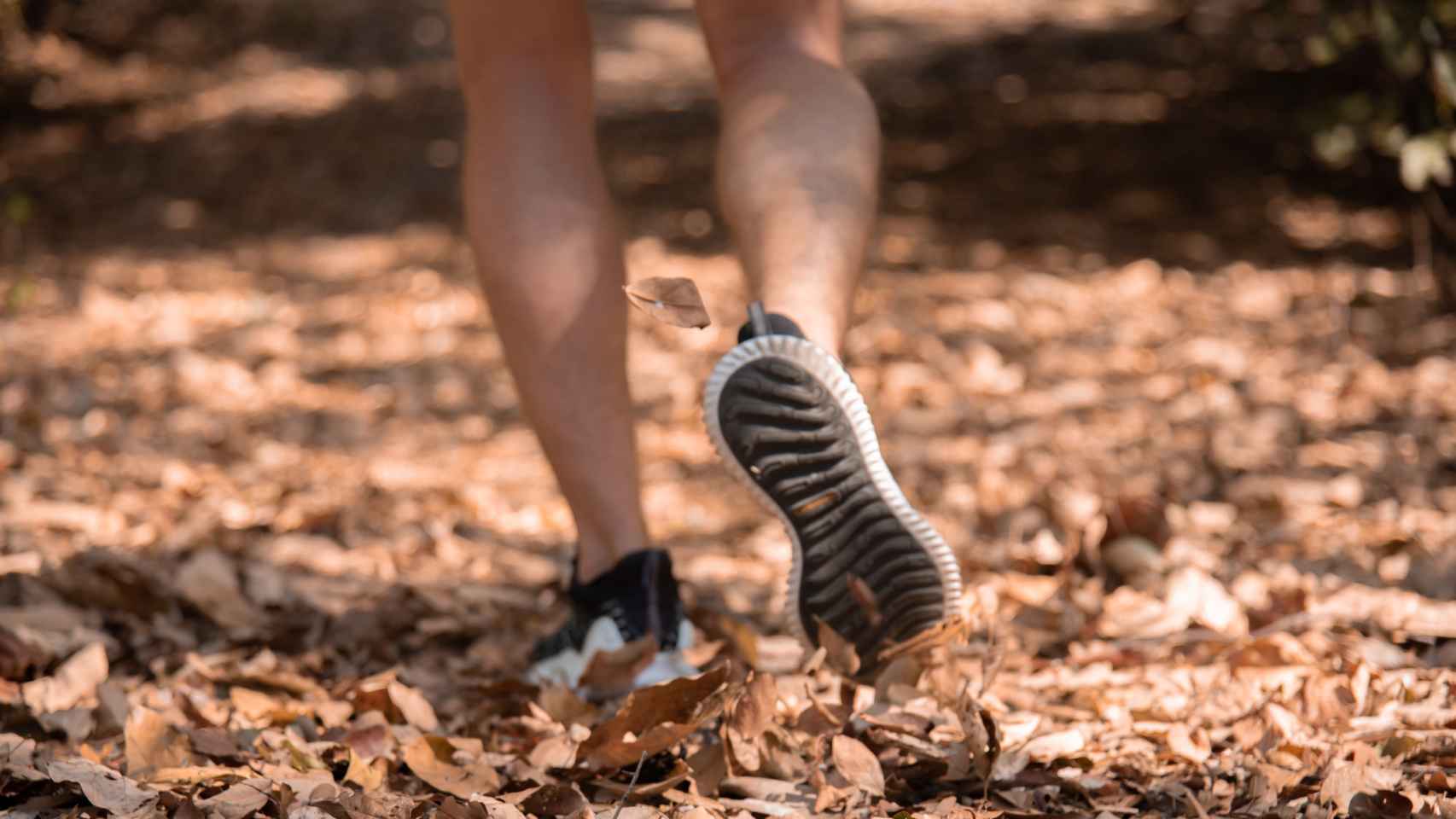 Ajustarse maldición energía Expertos desvelan el sencillo truco para llevar las zapatillas sin  calcetines y que no huelan a sudor