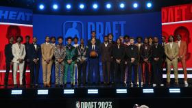 Los jugadores escogidos en la primera ronda del Draft, junto al comisionado de la NBA, Adam Silver.