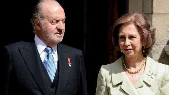 Juan Carlos I y Sofía de Grecia en un fotograma de 'Sofía y la vida real', miniserie dirigida por David Trueba