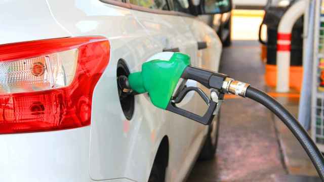 El precio de la gasolina suele incrementarse cuando el número de desplazamientos es mayor.