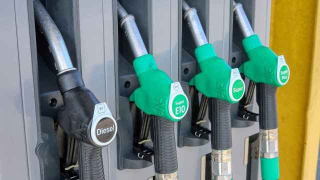 El precio de la gasolina suele incrementarse cuando el número de desplazamientos es mayor.