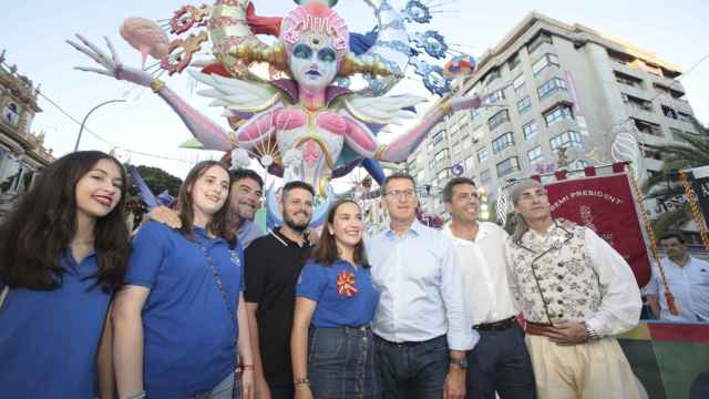 Núñez Feijóo acompañado de Carlos Mazón y el alcalde de Alicante, este viernes.