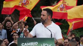 Santiago Abascal, rodeado de banderas de España, en un mitin en Jaén