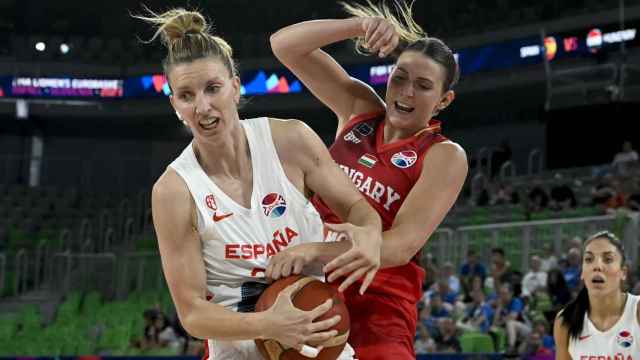Laura Gil (España) lucha un balón  Reka Lelik (Hungría) en la semifinal del Eurobasket femenino.
