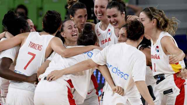 Las jugadoras españolas celebran el pase a la final del Eurobasket femenino.
