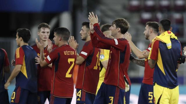 Los jugadores de España celebran su victoria frente a Croacia.