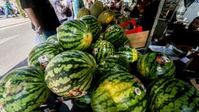 Puesto de sandías en un mercadillo al aire libre en el distrito de Tetuán, Madrid (España).