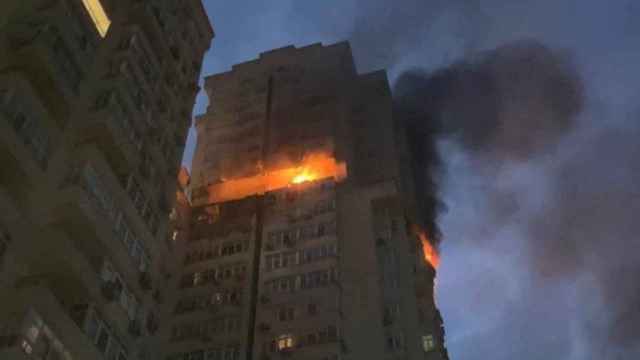 El edificio incendiado alcanzado está en el distrito de Solomianski, Kiev.