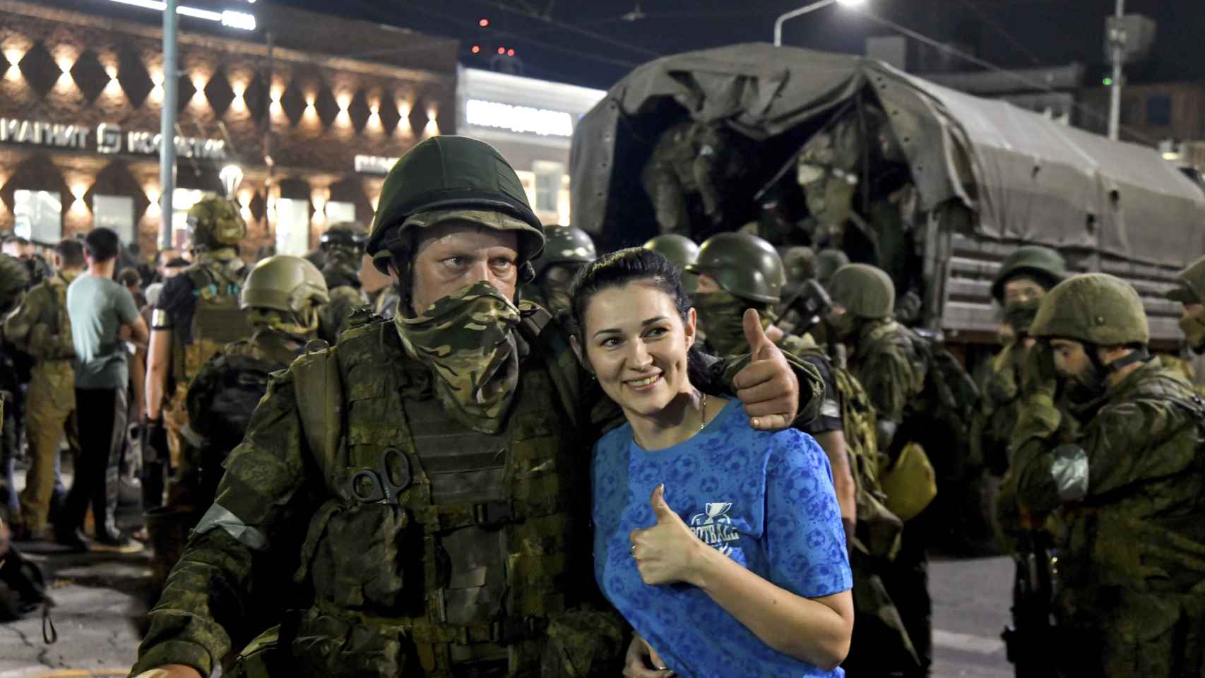 Una mujer se hace una foto con un mercenario del Grupo Wagner.