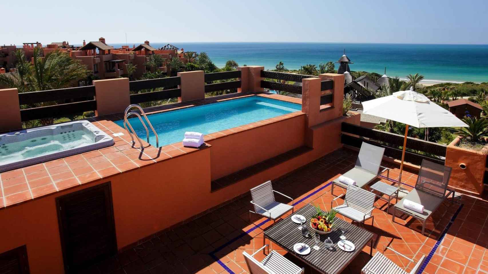 La terraza de la suite tiene bañera de hidromasaje y piscina privada. Foto: Barceló.