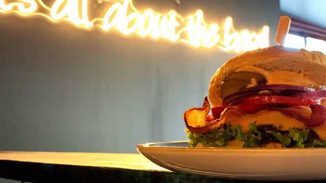 Una de las hamburguesas de Baseburger Benidorm junto con su lema: It's all about the base!