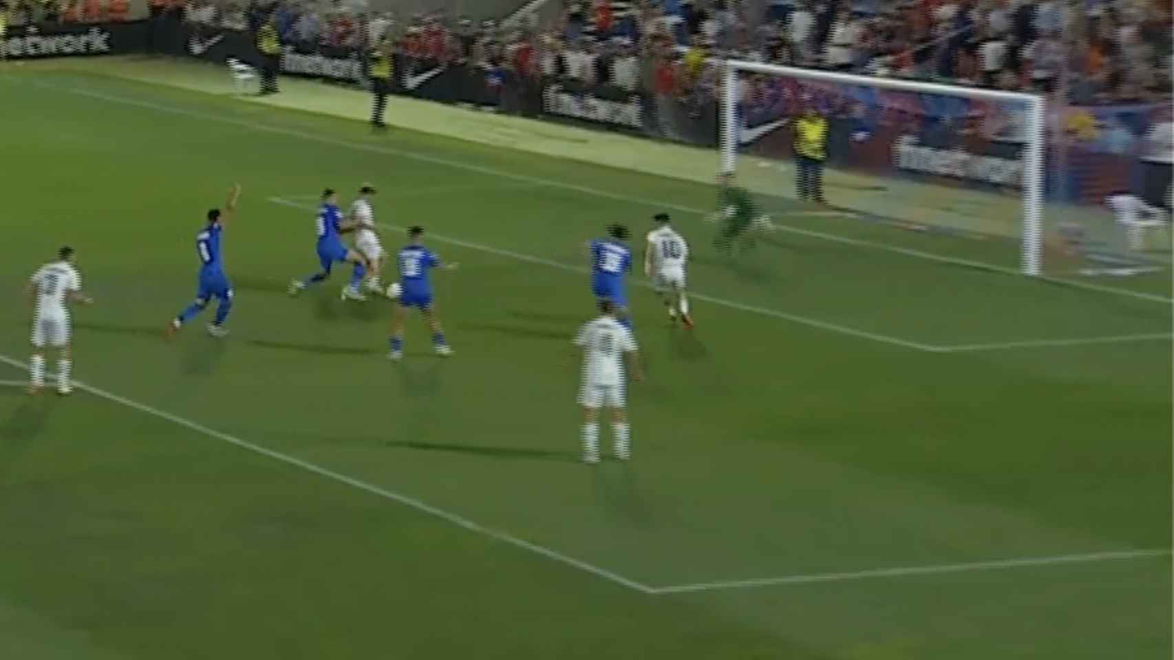 El Castilla reclamó penalti en el último minuto del partido ante el Eldense