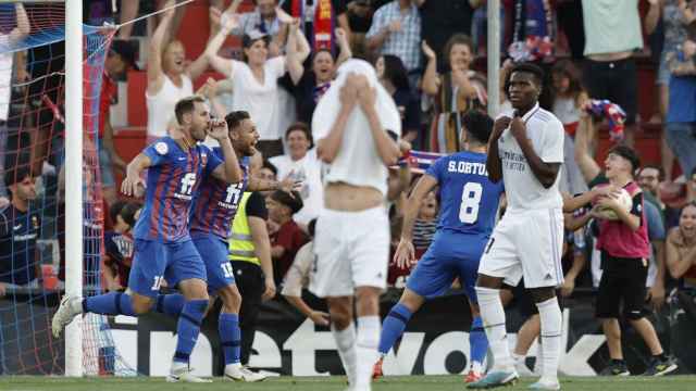 Los jugadores del Eldense celebran uno de los goles ante el Real Madrid Castilla.
